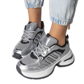 Silbersport -Turnschuhe auf einer massiven Sohle silber-
