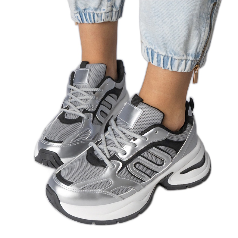 Silbersport -Turnschuhe auf einer massiven Sohle silber-