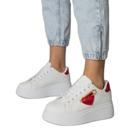 Weiße Turnschuhe mit einem roten Herzen