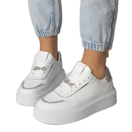 Weiße und Silber -Turnschuhe mit Glitzer und Zirkonen dekoriert