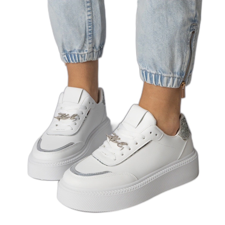 Weiße und Silber -Turnschuhe mit Glitzer und Zirkonen dekoriert