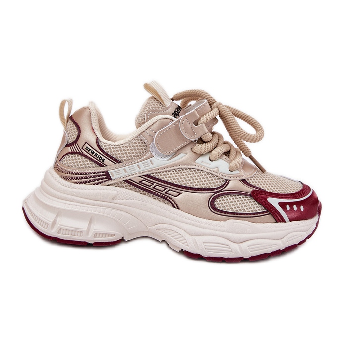 Kinder -Turnschuhe auf einer dicken goldenen Sohle