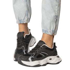Schwarze Sport -Turnschuhe auf einer massiven Sohle