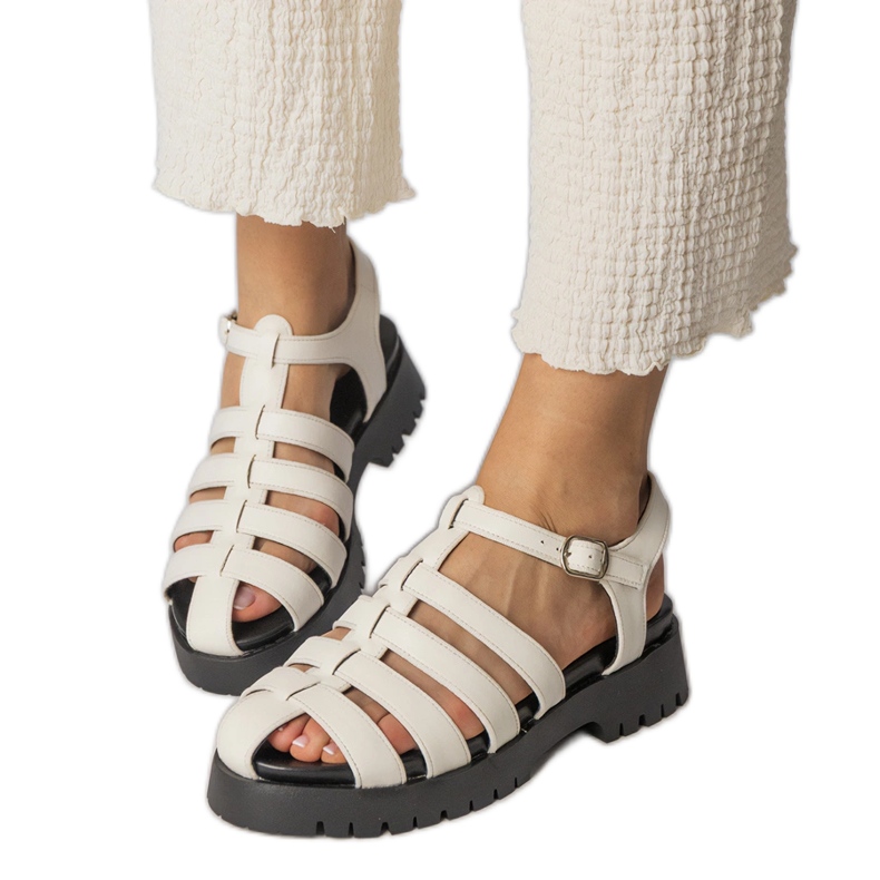 Weiße Sandalen auf der Plattform mit einer Fingerlinie