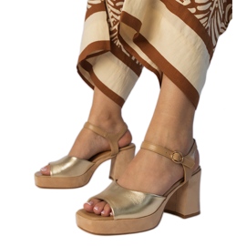 Goldene Damensandalen mit hohen Absätzen