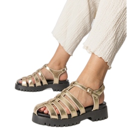 Goldsandalen auf der Plattform mit einer Fingerlinie gebaut golden