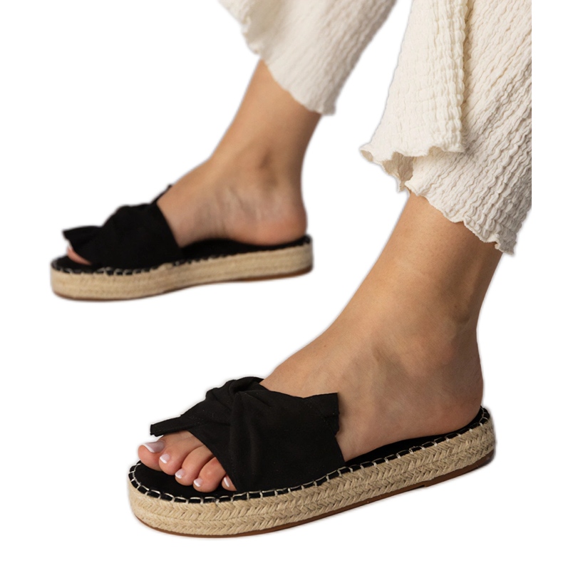 Schwarze Espadrilles mit einem Bogen