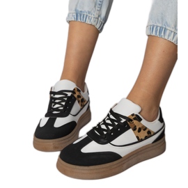 Weiße und weiße Turnschuhe mit einem Leopardenzubehör