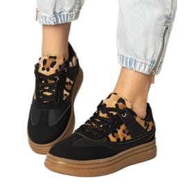 Schwarze Turnschuhe mit einem Leopardenzubehör