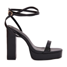 Frauensandalen mit einem schwarzen Streifen