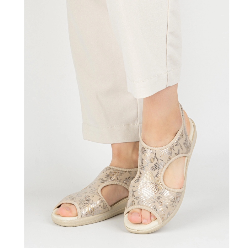 Vriston Frauenschuhe flexible Sandalen bequem Emma Beige glänzend ohne