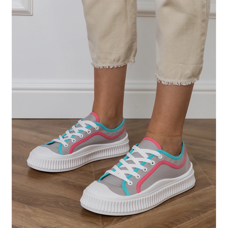 Graue Frauen -Sneaker auf der Plattform