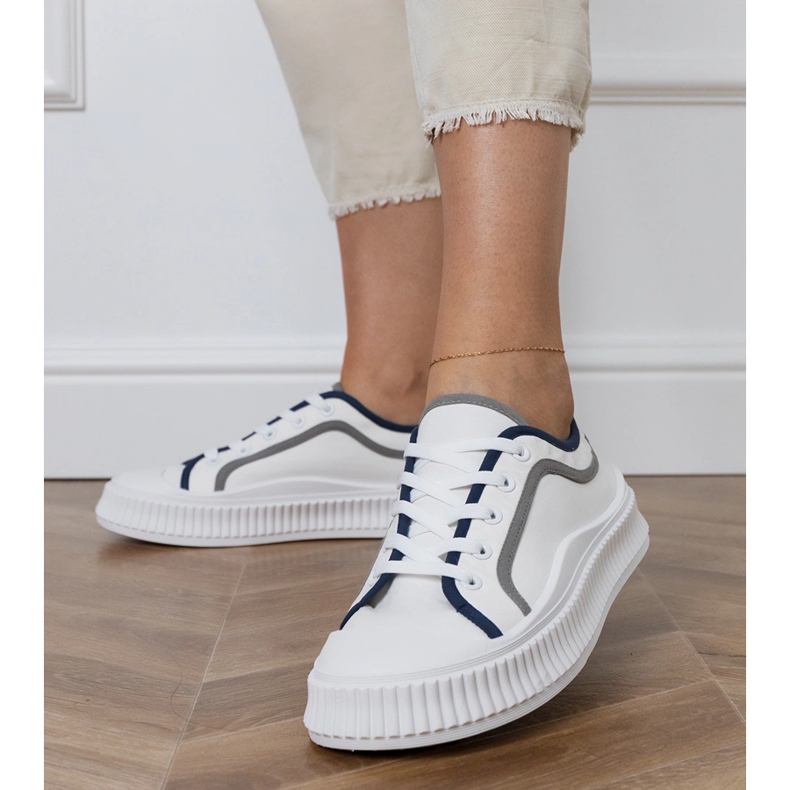 Weiße Damen-Sneaker auf der Plattform