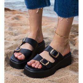 Schwarze Flip Flops mit Klemmen auf Streifen