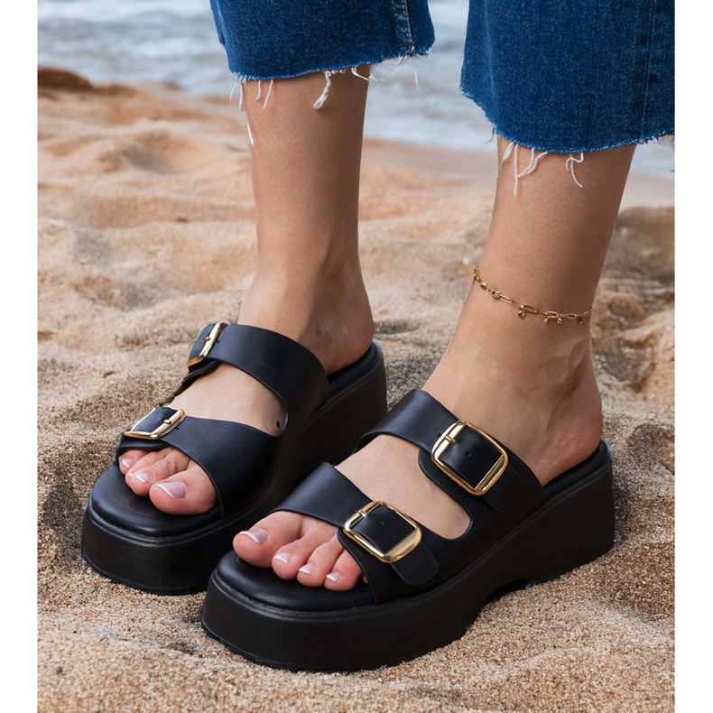 Schwarze Flip Flops mit Klemmen auf Streifen