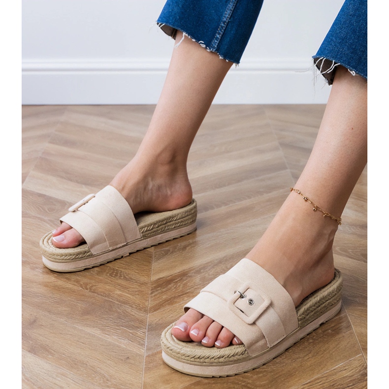 Beige klatscht auf der Plattform mit einer dekorativen Schnalle