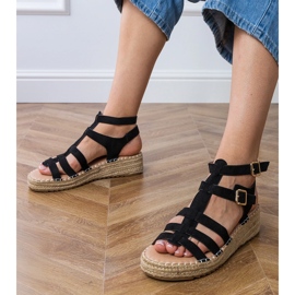Schwarze Espadrilles Sandalen auf einer niedrigen Plattform
