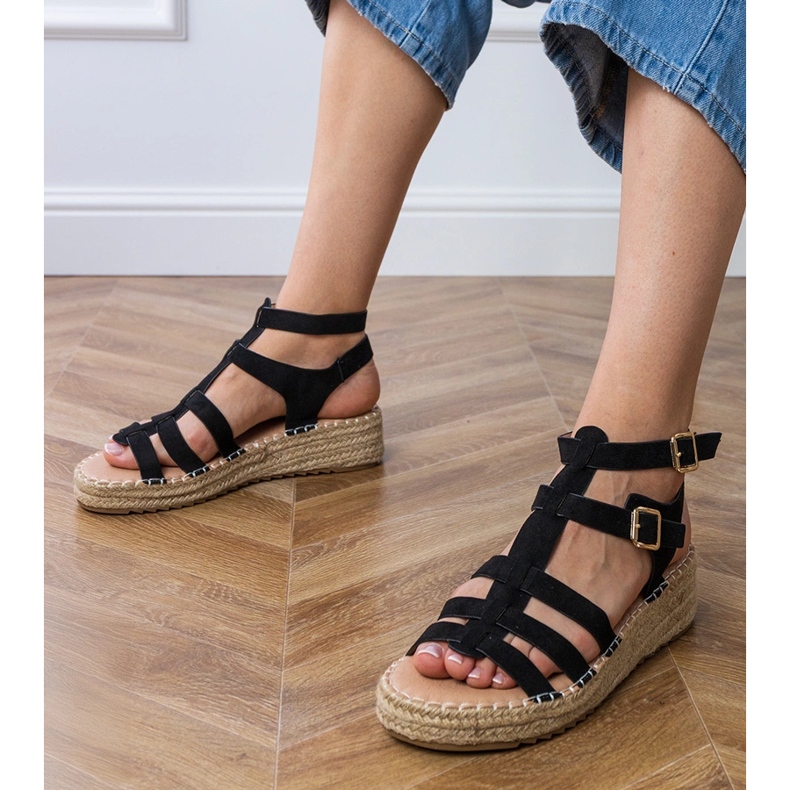 Schwarze Espadrilles Sandalen auf einer niedrigen Plattform