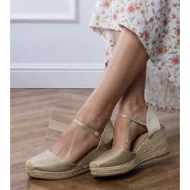 Goldene Sandalen Espadrile auf Keil