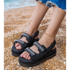 Schwarze Sandalen mit gestickten Streifen auf der Plattform