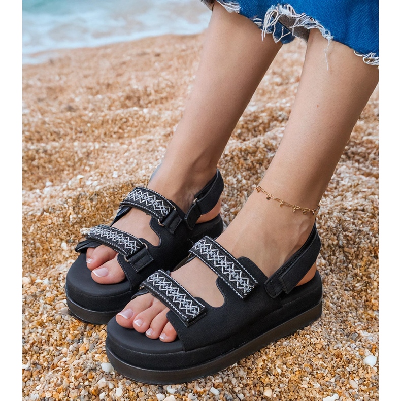 Schwarze Sandalen mit gestickten Streifen auf der Plattform