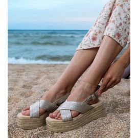 Silber Espadrille Sandalen auf einer Plattform mit Streifen