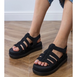 Schwarze Gladiatorsandalen auf der Plattform