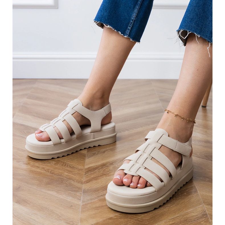 Beige Gladiator Sandalen auf der Plattform