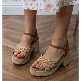 Braune Sandalen auf dem Pfosten gedreht