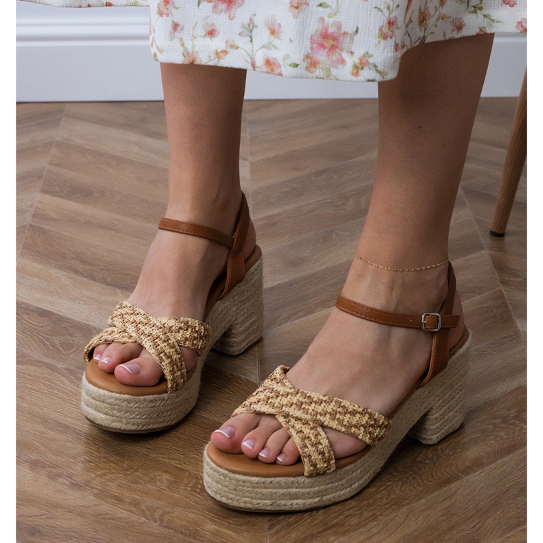 Braune Sandalen auf dem Pfosten gedreht