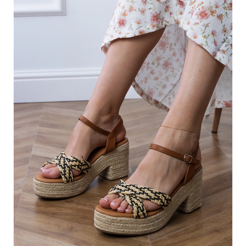 Schwarze Sandalen, die auf dem Pfosten gewebt sind