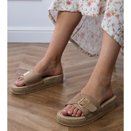 Brown Flip Flops auf der Plattform mit einer Schnalle am Gürtel braun