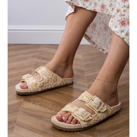 Beige Häkelklappen mit Klemmen auf Streifen
