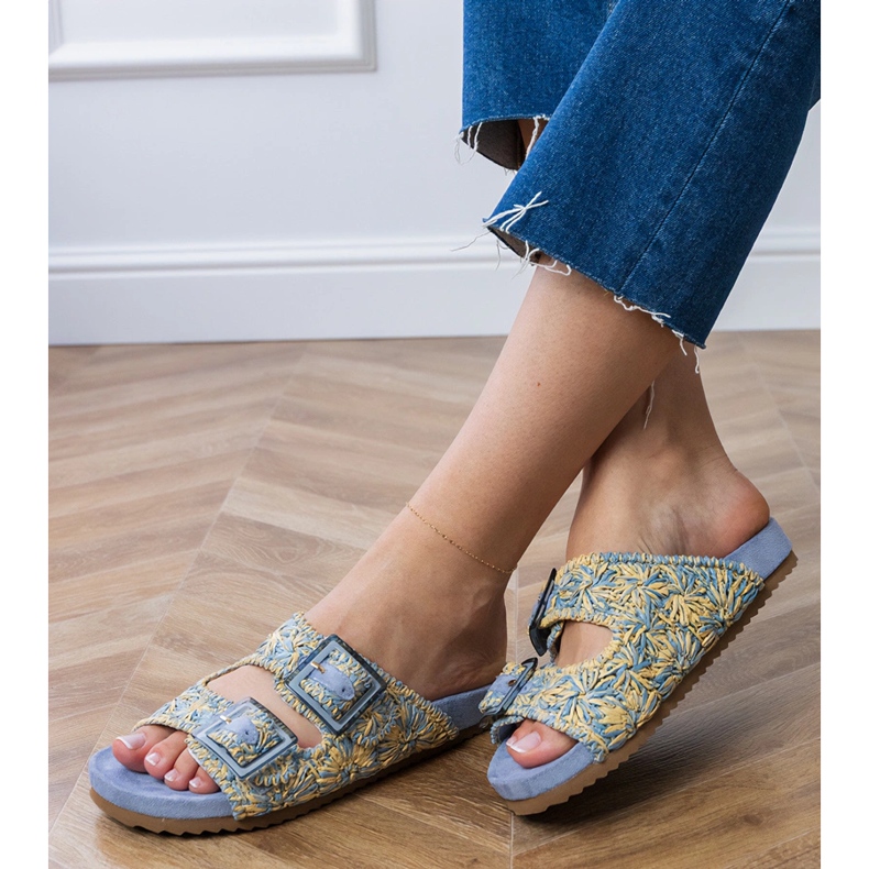 Blaue Häkelklappen mit Klemmen auf Streifen