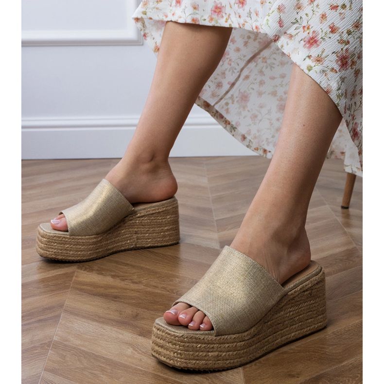 Klassische Espadrilles Gold Flip Flops auf der Plattform golden