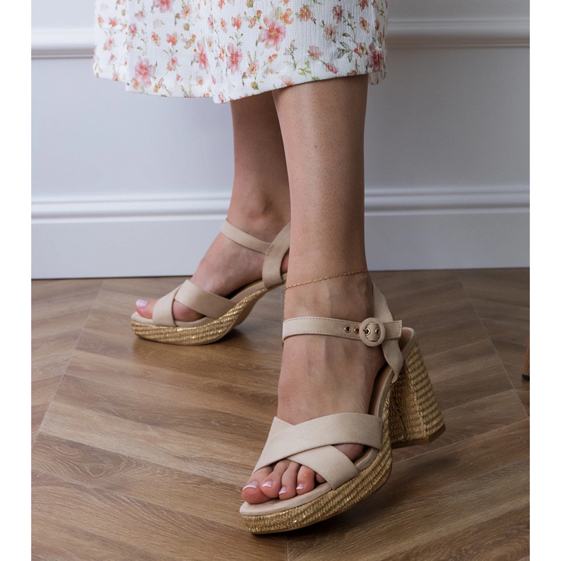 Beige Sandalen mit Streifen auf dem Pfosten