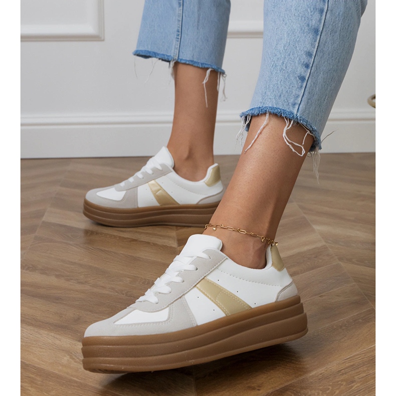 Weiße Damen-Sneaker auf der Plattform