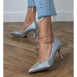 Silbersatinpumpen mit Zirkonen