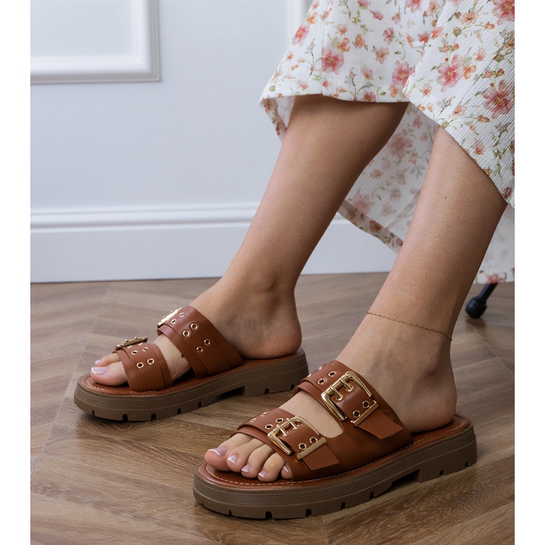 Braune Flat -Flip -Flops mit Streifenklemmen