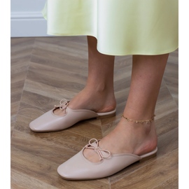 Beige Flip -Flops, die auf einer flachen Sohle gebaut wurden