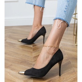 Schwarze Öksampumpen mit einem metallischen Zeh