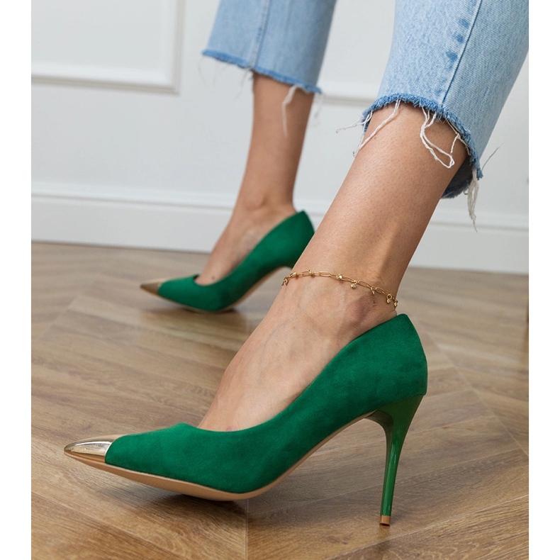 Grüne Öksampumpen mit einem metallischen Zeh