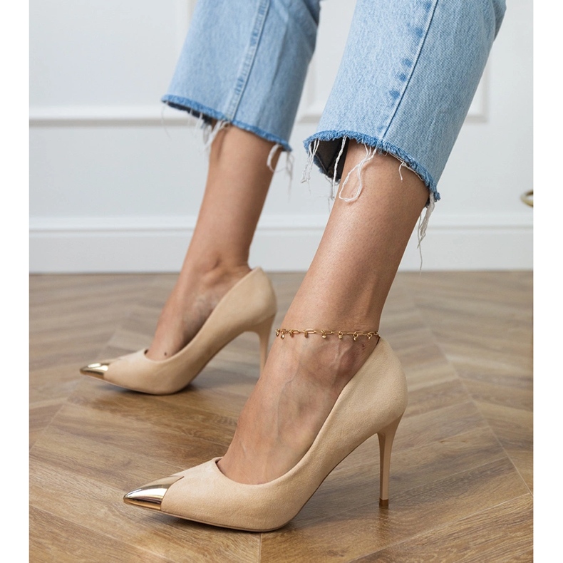Beige Ecosam Pumps mit einem metallischen Zeh
