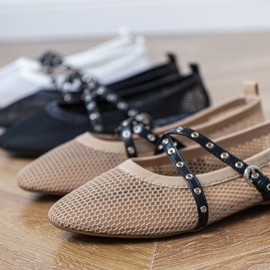 Braune Maschenballerinas mit einer dekorativen Schnalle