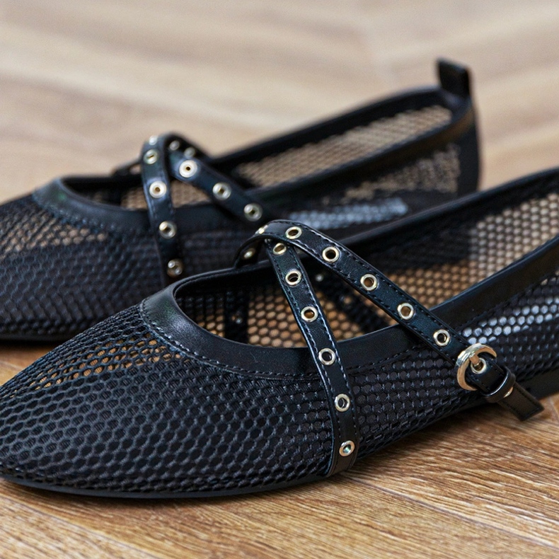 Schwarze Maschen -Ballerinas mit einer dekorativen Schnalle