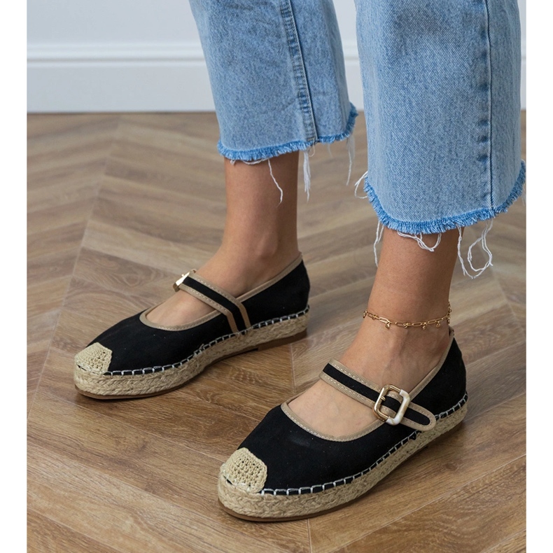 Schwarze Espadrilles mit einer dekorativen Schnalle