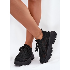 Frauen -Sneaker mit einem häkelnden schwarzen Obermaterial