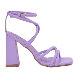 Frauensandalen auf einer Säule mit lila Streifen