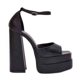 Frauensandalen auf der Post und Plattform schwarz