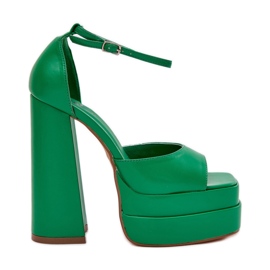 Frauensandalen auf dem Posten und Plattform grün